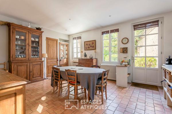 Élégance d’un clos du XVIIIe sur parc arboré avec piscine à Saint-Genis-Laval
