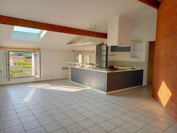 FOIX - A LOUER - BEL APPARTEMENT DE TYPE 3 AVEC PLACE DE PARKING PRIVATIVE
