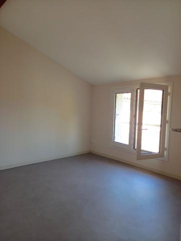 FOIX - A LOUER - BEL APPARTEMENT DE TYPE 3 AVEC PLACE DE PARKING PRIVATIVE