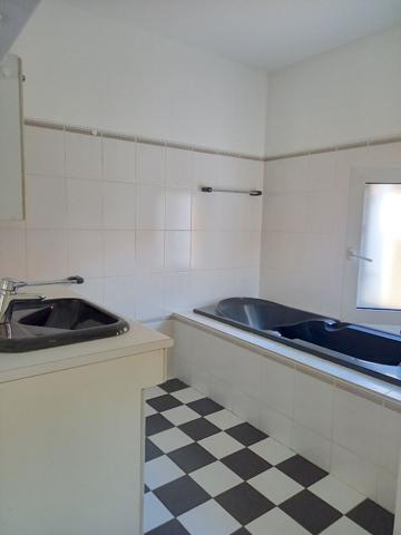 FOIX - A LOUER - BEL APPARTEMENT DE TYPE 3 AVEC PLACE DE PARKING PRIVATIVE