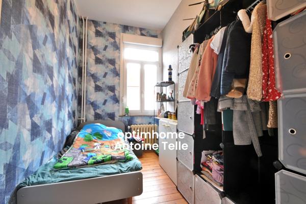 Maison semi-individuelle avec grand garage & jardin clos