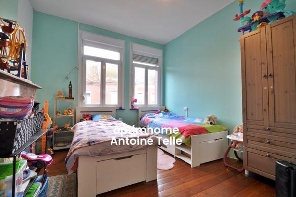 Maison semi-individuelle avec grand garage & jardin clos