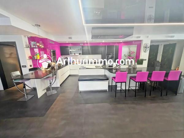 Vente                                                      Maison
                        
                     10 pièces                      394 m2                     à Pringy