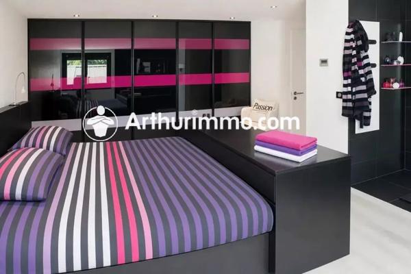 Vente                                                      Maison
                        
                     10 pièces                      394 m2                     à Pringy