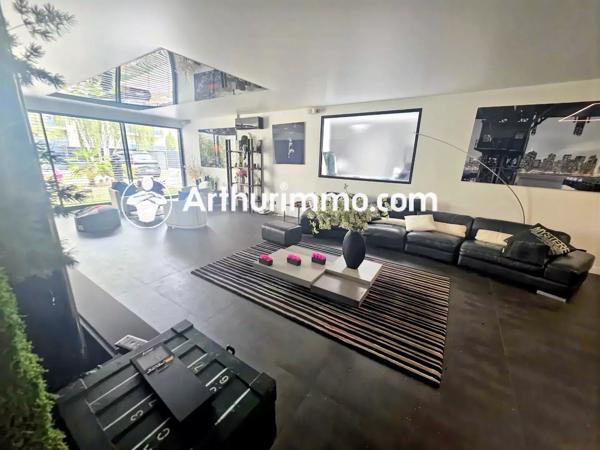 Vente                                                      Maison
                        
                     10 pièces                      394 m2                     à Pringy