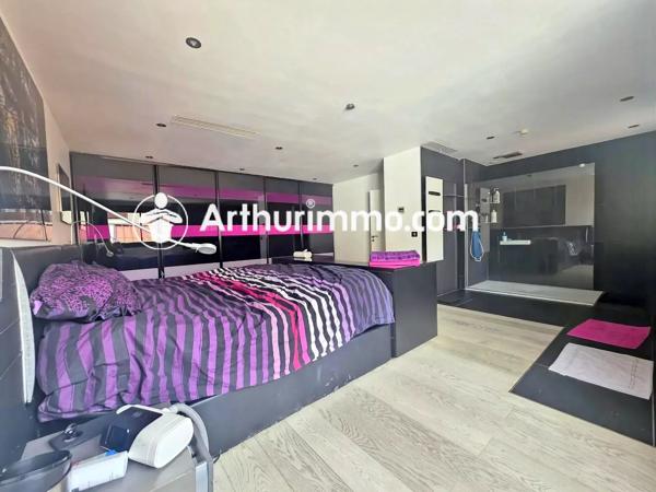 Vente                                                      Maison
                        
                     10 pièces                      394 m2                     à Pringy