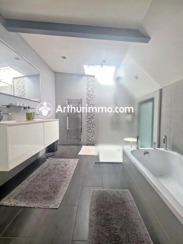 Vente                                                      Maison
                        
                     10 pièces                      394 m2                     à Pringy