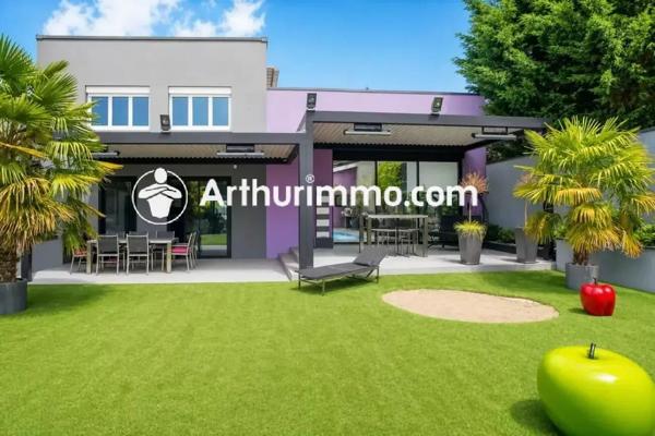 Vente                                                      Maison
                        
                     10 pièces                      394 m2                     à Pringy