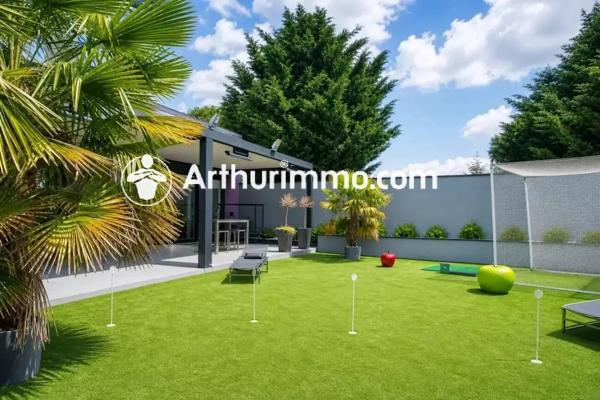 Vente                                                      Maison
                        
                     10 pièces                      394 m2                     à Pringy