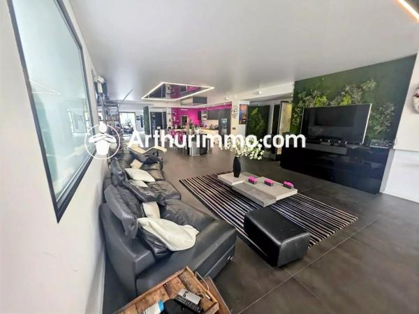 Vente                                                      Maison
                        
                     10 pièces                      394 m2                     à Pringy