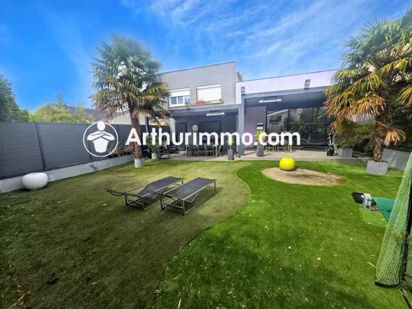 Vente                                                      Maison
                        
                     10 pièces                      394 m2                     à Pringy