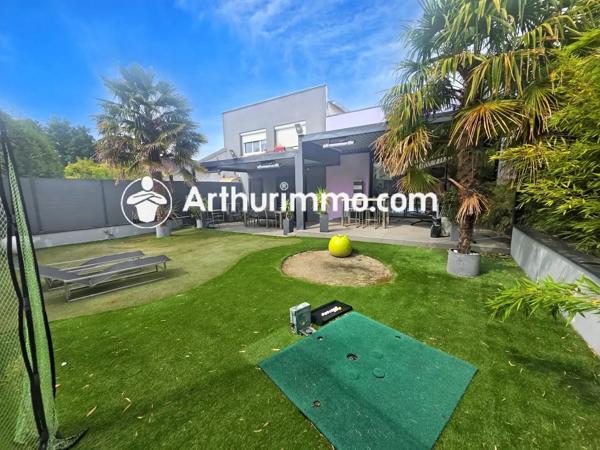 Vente                                                      Maison
                        
                     10 pièces                      394 m2                     à Pringy