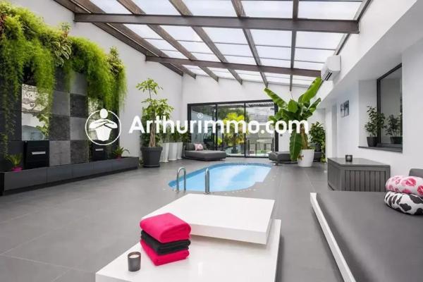 Vente                                                      Maison
                        
                     10 pièces                      394 m2                     à Pringy