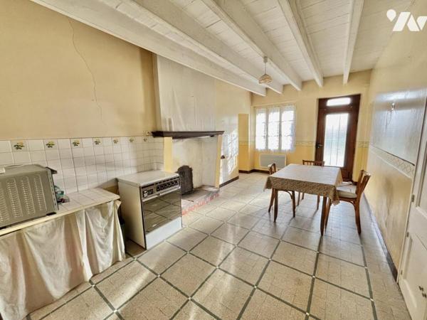 Maison de bourg à Rénover avec jardin et dépendances.  