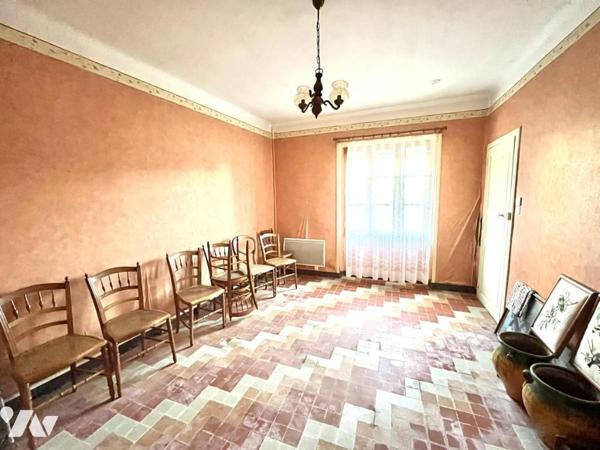 Maison de bourg à Rénover avec jardin et dépendances.  