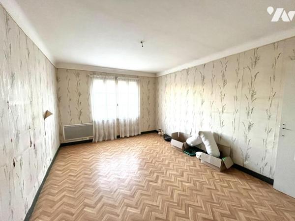 Maison de bourg à Rénover avec jardin et dépendances.  