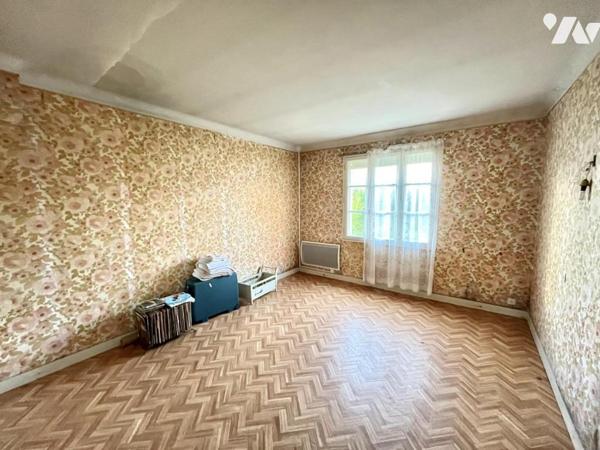 Maison de bourg à Rénover avec jardin et dépendances.  