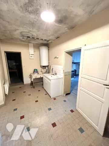 Maison de bourg à Rénover avec jardin et dépendances.  