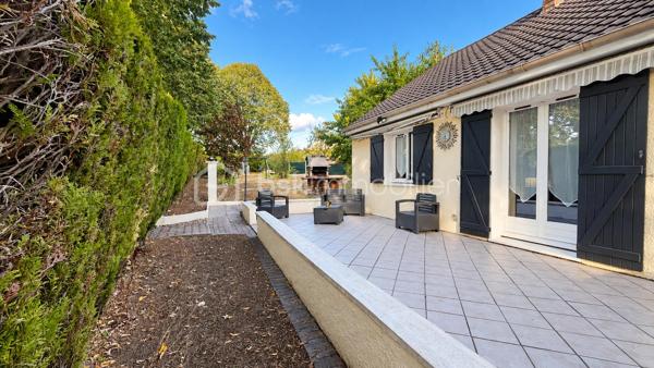 À VENDRE à Mary sur Marne
Maison familiale 5 chambres à 15 min de Meaux – 40 minutes de Paris Gare de l’Est
Située à seulement 15 minutes de Meaux (en voiture ou en train), cette maison familiale de 113 m² vous séduira par son environnement calme et verdoyant. Édifiée sur un terrain arboré de 831 m², elle offre un cadre de vie idéal.
Elle se compose de 5 chambres dont une suite parentale à l’étage avec salle d’eau, d'une cuisine aménagée et équipée, d'une salle d'eau, de WC séparés, et d’un sous-sol total aménagé : garage, cuisine d'été en sous-sol total, cave, buanderie.
Les atouts ++ :
•	Grand jardin arboré avec arbres fruitiers
•	Deux terrasses avec expositions différentes
•	Panneaux solaires : autonomie énergétique à 0 € (DPE B / GES A)
•	Climatisation réversible
•	Proximité écoles, transports en commun et gare SNCF
Une maison confortable, économe (par ses nombreux panneaux solaires) et idéale pour une vie de famille paisible.