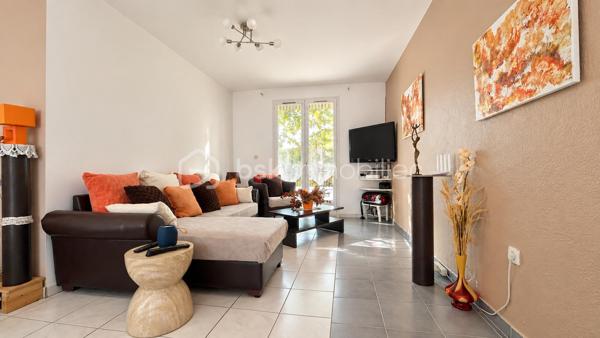 À VENDRE à Mary sur Marne
Maison familiale 5 chambres à 15 min de Meaux – 40 minutes de Paris Gare de l’Est
Située à seulement 15 minutes de Meaux (en voiture ou en train), cette maison familiale de 113 m² vous séduira par son environnement calme et verdoyant. Édifiée sur un terrain arboré de 831 m², elle offre un cadre de vie idéal.
Elle se compose de 5 chambres dont une suite parentale à l’étage avec salle d’eau, d'une cuisine aménagée et équipée, d'une salle d'eau, de WC séparés, et d’un sous-sol total aménagé : garage, cuisine d'été en sous-sol total, cave, buanderie.
Les atouts ++ :
•	Grand jardin arboré avec arbres fruitiers
•	Deux terrasses avec expositions différentes
•	Panneaux solaires : autonomie énergétique à 0 € (DPE B / GES A)
•	Climatisation réversible
•	Proximité écoles, transports en commun et gare SNCF
Une maison confortable, économe (par ses nombreux panneaux solaires) et idéale pour une vie de famille paisible.