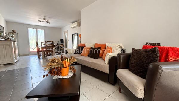 À VENDRE à Mary sur Marne
Maison familiale 5 chambres à 15 min de Meaux – 40 minutes de Paris Gare de l’Est
Située à seulement 15 minutes de Meaux (en voiture ou en train), cette maison familiale de 113 m² vous séduira par son environnement calme et verdoyant. Édifiée sur un terrain arboré de 831 m², elle offre un cadre de vie idéal.
Elle se compose de 5 chambres dont une suite parentale à l’étage avec salle d’eau, d'une cuisine aménagée et équipée, d'une salle d'eau, de WC séparés, et d’un sous-sol total aménagé : garage, cuisine d'été en sous-sol total, cave, buanderie.
Les atouts ++ :
•	Grand jardin arboré avec arbres fruitiers
•	Deux terrasses avec expositions différentes
•	Panneaux solaires : autonomie énergétique à 0 € (DPE B / GES A)
•	Climatisation réversible
•	Proximité écoles, transports en commun et gare SNCF
Une maison confortable, économe (par ses nombreux panneaux solaires) et idéale pour une vie de famille paisible.