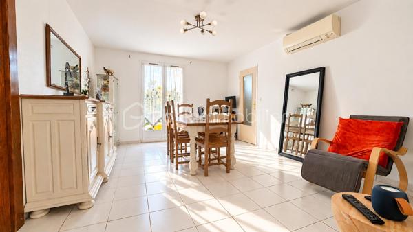 À VENDRE à Mary sur Marne
Maison familiale 5 chambres à 15 min de Meaux – 40 minutes de Paris Gare de l’Est
Située à seulement 15 minutes de Meaux (en voiture ou en train), cette maison familiale de 113 m² vous séduira par son environnement calme et verdoyant. Édifiée sur un terrain arboré de 831 m², elle offre un cadre de vie idéal.
Elle se compose de 5 chambres dont une suite parentale à l’étage avec salle d’eau, d'une cuisine aménagée et équipée, d'une salle d'eau, de WC séparés, et d’un sous-sol total aménagé : garage, cuisine d'été en sous-sol total, cave, buanderie.
Les atouts ++ :
•	Grand jardin arboré avec arbres fruitiers
•	Deux terrasses avec expositions différentes
•	Panneaux solaires : autonomie énergétique à 0 € (DPE B / GES A)
•	Climatisation réversible
•	Proximité écoles, transports en commun et gare SNCF
Une maison confortable, économe (par ses nombreux panneaux solaires) et idéale pour une vie de famille paisible.