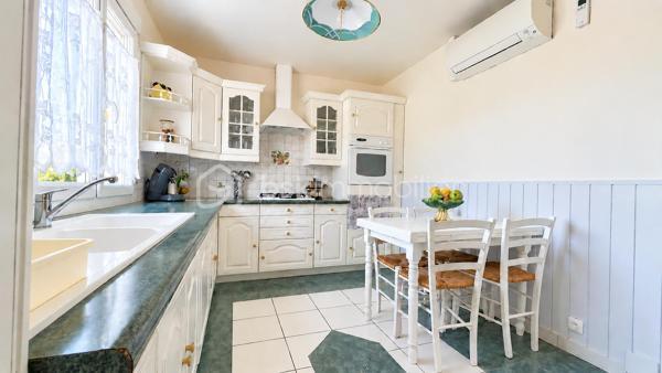 À VENDRE à Mary sur Marne
Maison familiale 5 chambres à 15 min de Meaux – 40 minutes de Paris Gare de l’Est
Située à seulement 15 minutes de Meaux (en voiture ou en train), cette maison familiale de 113 m² vous séduira par son environnement calme et verdoyant. Édifiée sur un terrain arboré de 831 m², elle offre un cadre de vie idéal.
Elle se compose de 5 chambres dont une suite parentale à l’étage avec salle d’eau, d'une cuisine aménagée et équipée, d'une salle d'eau, de WC séparés, et d’un sous-sol total aménagé : garage, cuisine d'été en sous-sol total, cave, buanderie.
Les atouts ++ :
•	Grand jardin arboré avec arbres fruitiers
•	Deux terrasses avec expositions différentes
•	Panneaux solaires : autonomie énergétique à 0 € (DPE B / GES A)
•	Climatisation réversible
•	Proximité écoles, transports en commun et gare SNCF
Une maison confortable, économe (par ses nombreux panneaux solaires) et idéale pour une vie de famille paisible.