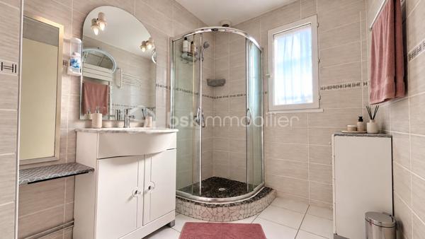 À VENDRE à Mary sur Marne
Maison familiale 5 chambres à 15 min de Meaux – 40 minutes de Paris Gare de l’Est
Située à seulement 15 minutes de Meaux (en voiture ou en train), cette maison familiale de 113 m² vous séduira par son environnement calme et verdoyant. Édifiée sur un terrain arboré de 831 m², elle offre un cadre de vie idéal.
Elle se compose de 5 chambres dont une suite parentale à l’étage avec salle d’eau, d'une cuisine aménagée et équipée, d'une salle d'eau, de WC séparés, et d’un sous-sol total aménagé : garage, cuisine d'été en sous-sol total, cave, buanderie.
Les atouts ++ :
•	Grand jardin arboré avec arbres fruitiers
•	Deux terrasses avec expositions différentes
•	Panneaux solaires : autonomie énergétique à 0 € (DPE B / GES A)
•	Climatisation réversible
•	Proximité écoles, transports en commun et gare SNCF
Une maison confortable, économe (par ses nombreux panneaux solaires) et idéale pour une vie de famille paisible.