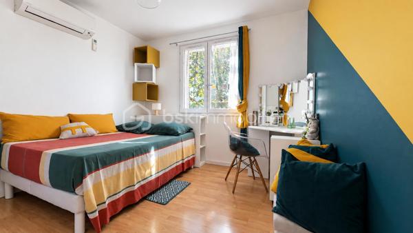 À VENDRE à Mary sur Marne
Maison familiale 5 chambres à 15 min de Meaux – 40 minutes de Paris Gare de l’Est
Située à seulement 15 minutes de Meaux (en voiture ou en train), cette maison familiale de 113 m² vous séduira par son environnement calme et verdoyant. Édifiée sur un terrain arboré de 831 m², elle offre un cadre de vie idéal.
Elle se compose de 5 chambres dont une suite parentale à l’étage avec salle d’eau, d'une cuisine aménagée et équipée, d'une salle d'eau, de WC séparés, et d’un sous-sol total aménagé : garage, cuisine d'été en sous-sol total, cave, buanderie.
Les atouts ++ :
•	Grand jardin arboré avec arbres fruitiers
•	Deux terrasses avec expositions différentes
•	Panneaux solaires : autonomie énergétique à 0 € (DPE B / GES A)
•	Climatisation réversible
•	Proximité écoles, transports en commun et gare SNCF
Une maison confortable, économe (par ses nombreux panneaux solaires) et idéale pour une vie de famille paisible.
