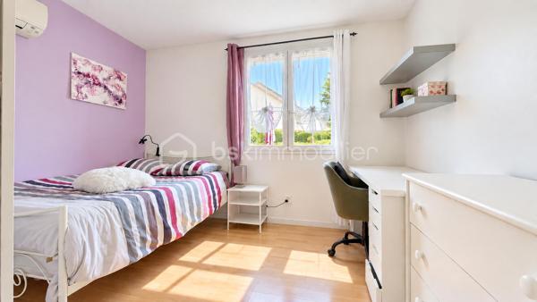 À VENDRE à Mary sur Marne
Maison familiale 5 chambres à 15 min de Meaux – 40 minutes de Paris Gare de l’Est
Située à seulement 15 minutes de Meaux (en voiture ou en train), cette maison familiale de 113 m² vous séduira par son environnement calme et verdoyant. Édifiée sur un terrain arboré de 831 m², elle offre un cadre de vie idéal.
Elle se compose de 5 chambres dont une suite parentale à l’étage avec salle d’eau, d'une cuisine aménagée et équipée, d'une salle d'eau, de WC séparés, et d’un sous-sol total aménagé : garage, cuisine d'été en sous-sol total, cave, buanderie.
Les atouts ++ :
•	Grand jardin arboré avec arbres fruitiers
•	Deux terrasses avec expositions différentes
•	Panneaux solaires : autonomie énergétique à 0 € (DPE B / GES A)
•	Climatisation réversible
•	Proximité écoles, transports en commun et gare SNCF
Une maison confortable, économe (par ses nombreux panneaux solaires) et idéale pour une vie de famille paisible.