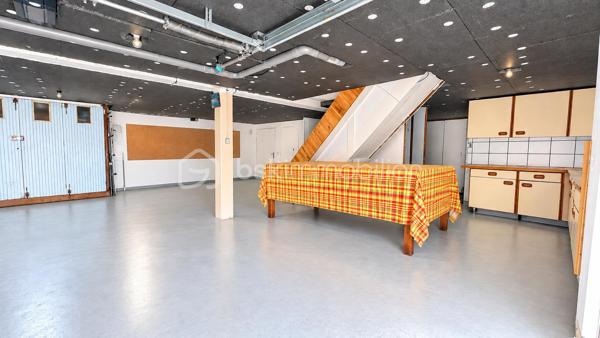 À VENDRE à Mary sur Marne
Maison familiale 5 chambres à 15 min de Meaux – 40 minutes de Paris Gare de l’Est
Située à seulement 15 minutes de Meaux (en voiture ou en train), cette maison familiale de 113 m² vous séduira par son environnement calme et verdoyant. Édifiée sur un terrain arboré de 831 m², elle offre un cadre de vie idéal.
Elle se compose de 5 chambres dont une suite parentale à l’étage avec salle d’eau, d'une cuisine aménagée et équipée, d'une salle d'eau, de WC séparés, et d’un sous-sol total aménagé : garage, cuisine d'été en sous-sol total, cave, buanderie.
Les atouts ++ :
•	Grand jardin arboré avec arbres fruitiers
•	Deux terrasses avec expositions différentes
•	Panneaux solaires : autonomie énergétique à 0 € (DPE B / GES A)
•	Climatisation réversible
•	Proximité écoles, transports en commun et gare SNCF
Une maison confortable, économe (par ses nombreux panneaux solaires) et idéale pour une vie de famille paisible.