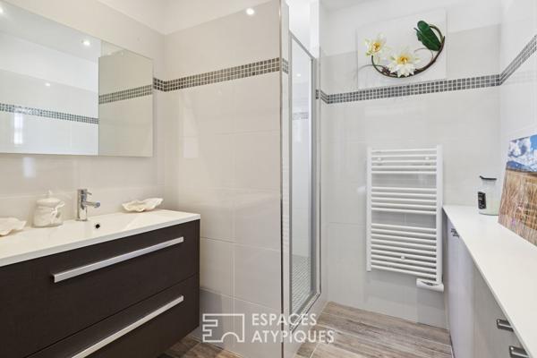 Villa de plain-pied dans un cadre verdoyant avec piscine et appartement indépendant