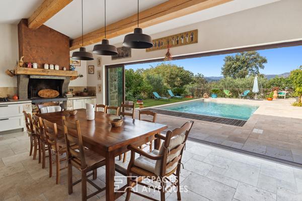 Villa de plain-pied dans un cadre verdoyant avec piscine et appartement indépendant