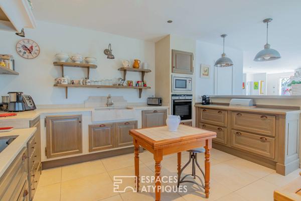 Villa de plain-pied dans un cadre verdoyant avec piscine et appartement indépendant