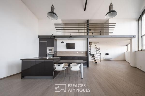 Ancien garage repensé en loft contemporain