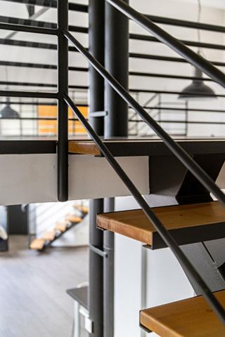 Ancien garage repensé en loft contemporain