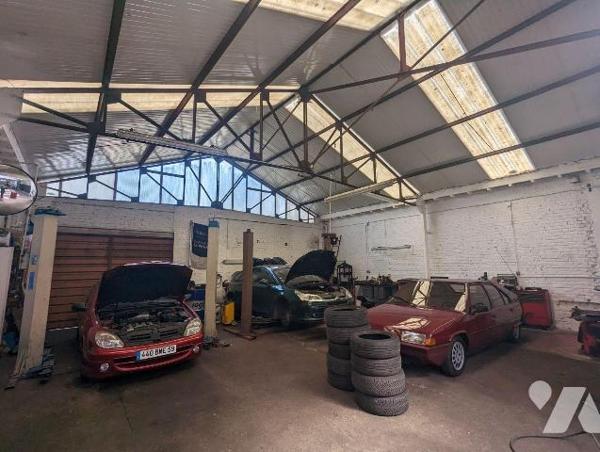 À VENDRE ? Maison avec grand hangar ? Emplacement stratégique ? Potentiel professionnel ou pers...