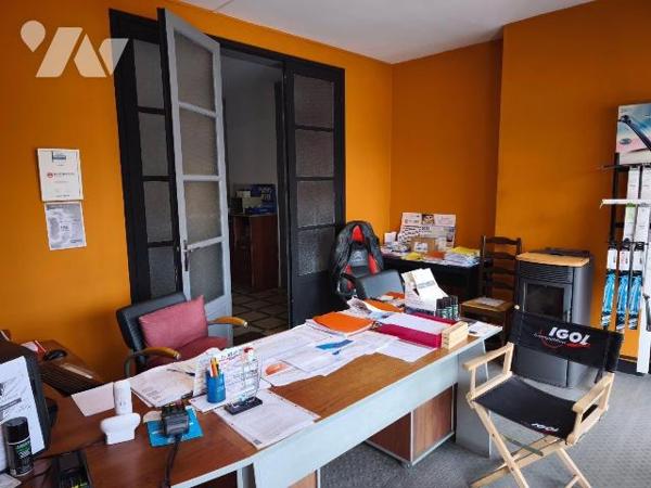 À VENDRE ? Maison avec grand hangar ? Emplacement stratégique ? Potentiel professionnel ou pers...