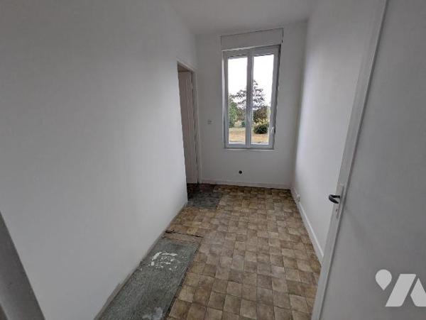 À VENDRE ? Maison avec grand hangar ? Emplacement stratégique ? Potentiel professionnel ou pers...