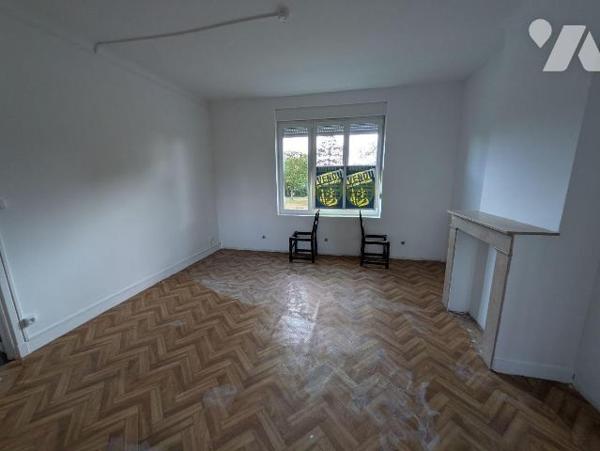 À VENDRE ? Maison avec grand hangar ? Emplacement stratégique ? Potentiel professionnel ou pers...