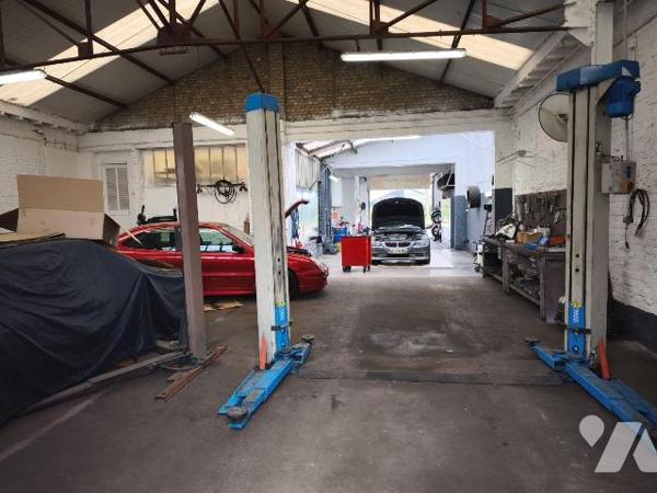 À VENDRE ? Maison avec grand hangar ? Emplacement stratégique ? Potentiel professionnel ou pers...