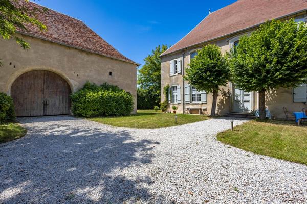 Ancienne maison de Maître de forge du XVIII éme siècle – 335 m² – Parc clos de 5 425 m² et dépendances