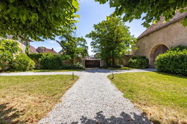 Ancienne maison de Maître de forge du XVIII éme siècle – 335 m² – Parc clos de 5 425 m² et dépendances