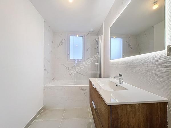 Immeuble a Tours entierement renove.