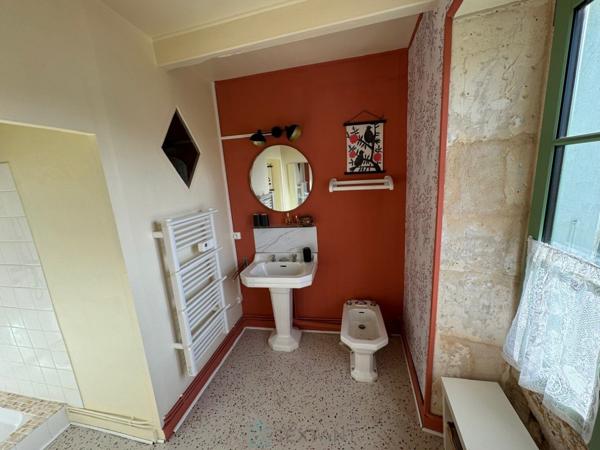 Maison de centre bourg en bord de rivière