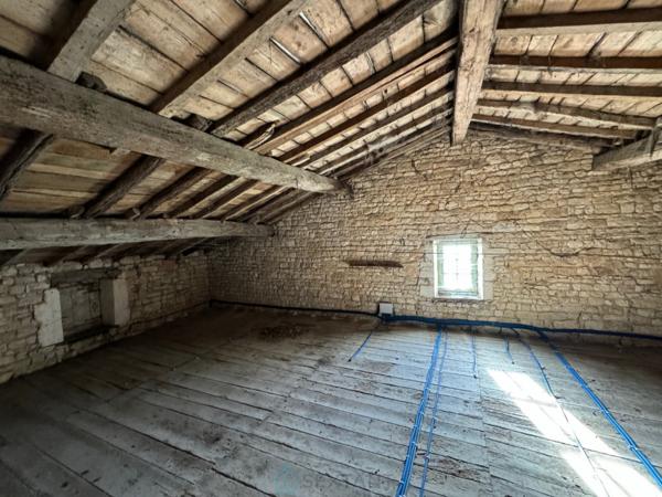 Maison de centre bourg en bord de rivière