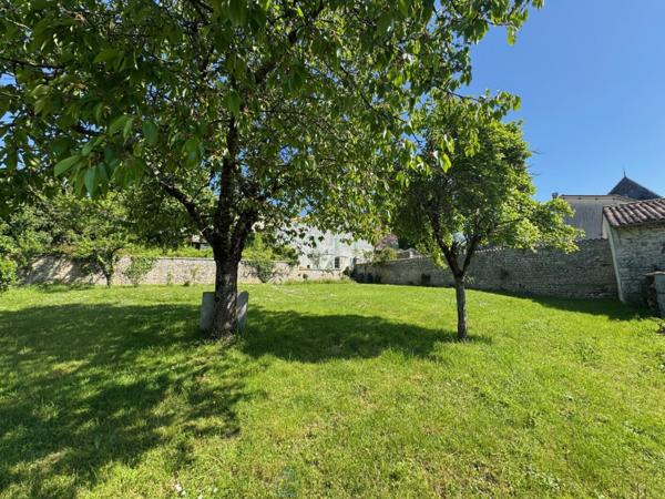 Maison de centre bourg en bord de rivière