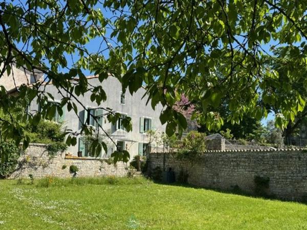 Maison de centre bourg en bord de rivière