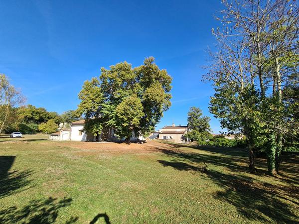 Demeure de caractère au coeur de Clairac avec joli parc arboré