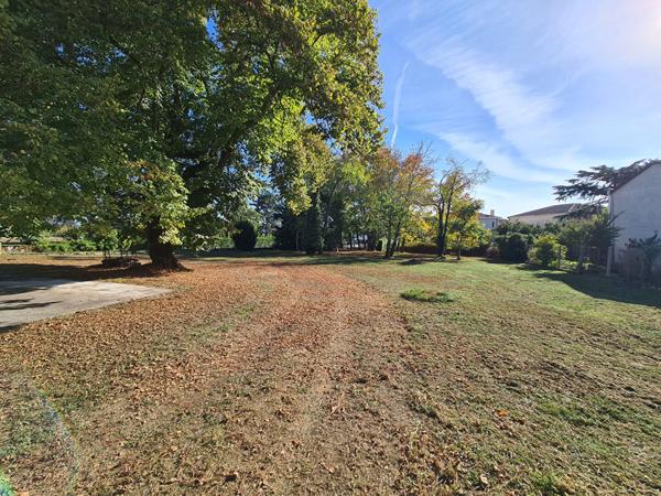 Demeure de caractère au coeur de Clairac avec joli parc arboré